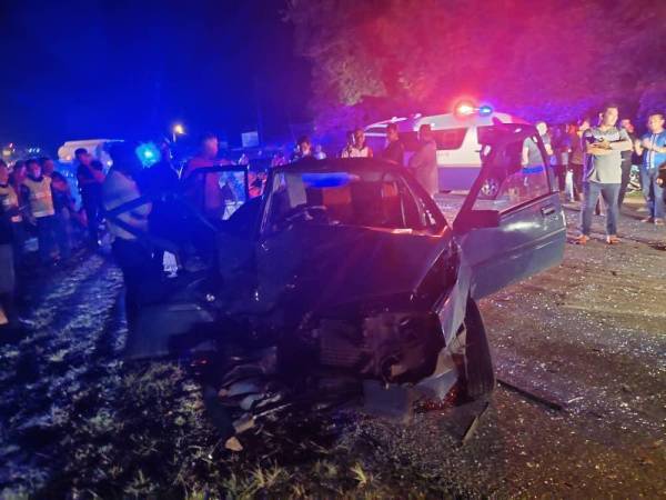 Keadaan kenderaan dipandu mangsa yang remuk dalam kejadian di kilometer 33, Kampung Kolam, Kuala Berang, di sini, malam tadi. - Foto Ihsan IPDM Hulu Terengganu