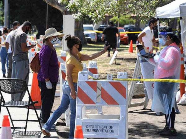 Orang ramai beratur untuk melakukan ujian saringan di Lincoln Park di Los Angeles, California di AS selepas negeri terbabit menyaksikan lonjakan kes jangkitan Covid-19. - Foto AFP