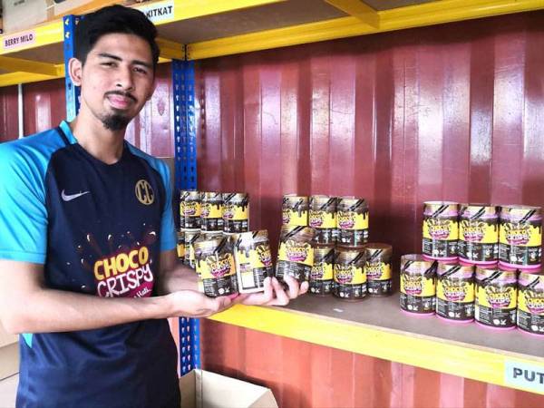 Muhammad Farhan menunjukkan produk Choco Crispy yang dihasilkan di kilangnya di Sabak Bernam, Selangor.