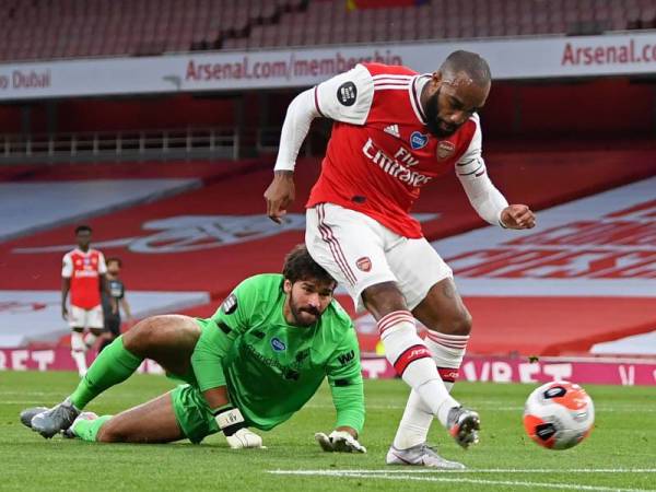 Alexandre Lacazette (kanan) berjaya mengatasi penjaga gol Liverpool, Alisson Becker untuk gol pertama Arsenal.