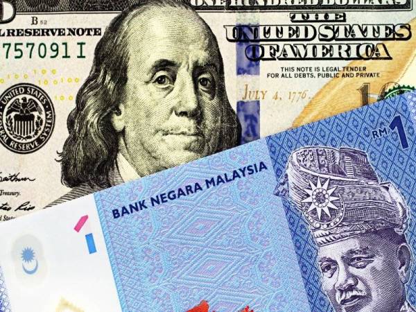 Urus niaga ringgit meningkat sedikit berbanding dolar AS ketika dibuka pagi ini sejajar dengan peningkatan harga minyak. Foto: 123RF