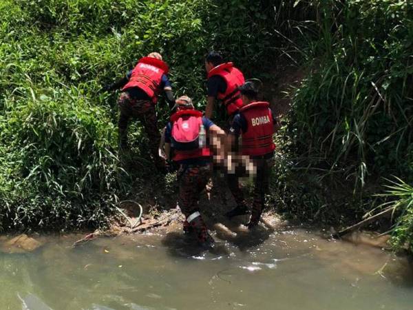 Mayat remaja lelaki Indonesia yang terjatuh ke dalam longkang di Taman Harmoni Indah, Balakong, Kajang ditemukan hari ini. Foto: Bomba Selangor