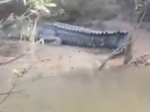 Video buaya berjemur di tebing Sungai Selangor di Kampung Kuantan di sini tular di Facebook hari ini.