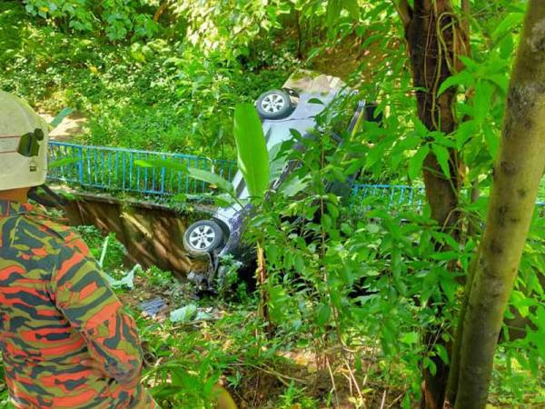 Sebuah Toyota Vellfire terjunam ke tebing curam sedalam 10 meter di Jalan Batu Laut Taman Bukit Seputih, Kuala Lumpur hari ini. - Foto: JBPM Kuala Lumpur