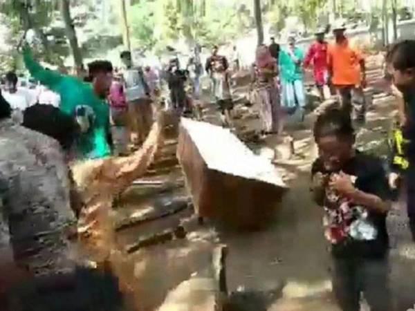 Rakaman yang tular di media sosial menunjukkan waris pesakit Covid-19 yang meninggal dunia membuang peti jenazah kerana enggan mangsa dikebumikan mengikut protokol Covid-19.