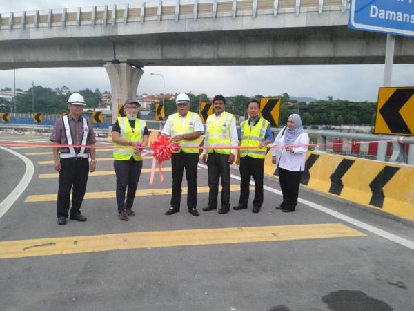 Sayuthi (empat dari kanan) bersama Elizebeth (dua dari kiri) sewaktu majlis pembukaan laluan berkenaan di Petaling Jaya hari ini.