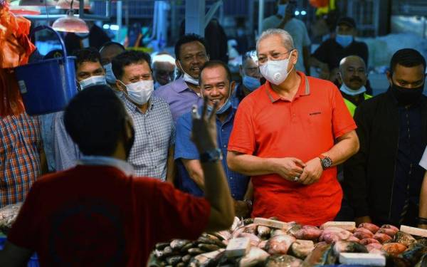 Annuar pada sesi walkabout bertemu peniaga Pasar Raja Bot hari ini.