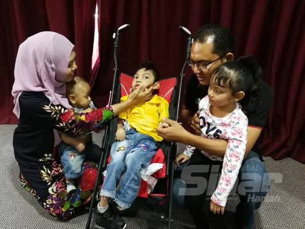 Mohd Fakhrul Hadi dan Nor Azliza bersama anak syurga mereka, Khalif.