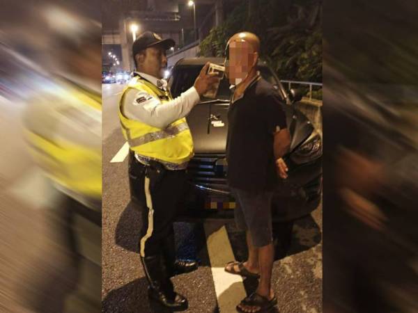 Antara individu yang menjalani ujian kandungan alkohol pada Ops Alkohol dan Pencegahan Jenayah di Petaling Jaya awal pagi ini.