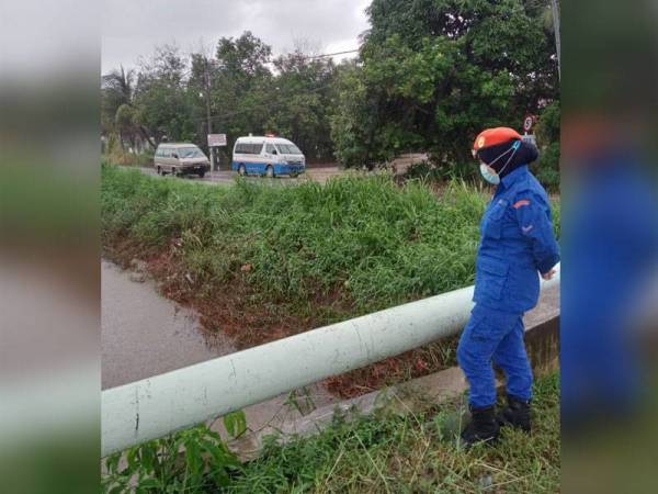 Anggota APM memantau keadaan banjir yang semakin surut di Kampung Parit Wahid, Muar hari ini.