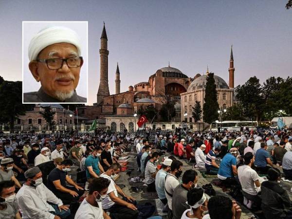 Ribuan umat Islam menunaikan solat berjemaah di luar Hagia Sophia pada 10 Julai lalu sebagai meraikan keputusan kerajaan Turki menukar status muzium kepada masjid. - AFP, gambar kecil: ABDUL HADI