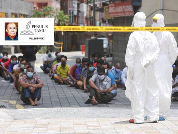 Penghuni sekitar Jalan Masjid India beratur untuk membuat saringan Covid-19 hari ini berikutan penularan wabak Covid-19 di Bangunan Selangor Mansion dan Malayan Mansion. - FOTO SHARIFUDIN ABDUL RAHIM