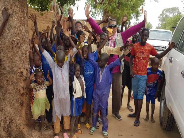 Selain menjalankan ibadat korban, sukarelawan Amal turut beramah mesra melayan kanak-kanak yang gembira menerima rombongan mereka di Afrika.