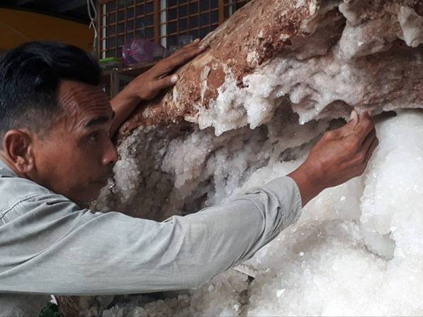 Mahadi menunjukkan keunikan bentuk-betuk kristal yang berada di dalam batu seberat 1 tan yang ditemuinya pada 2011 di Gunung Keriang, Alor Setar.