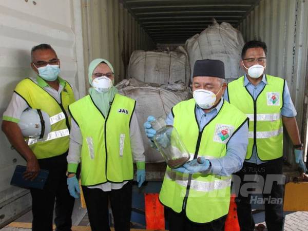 Tuan Ibrahim menunjukkan bahan buangan debu EAF dalam sebuah kontena dari Romania dan seharusnya dihantar ke Indonesia, di PTP, Gelang Patah, Iskandar Puteri, hari ini.