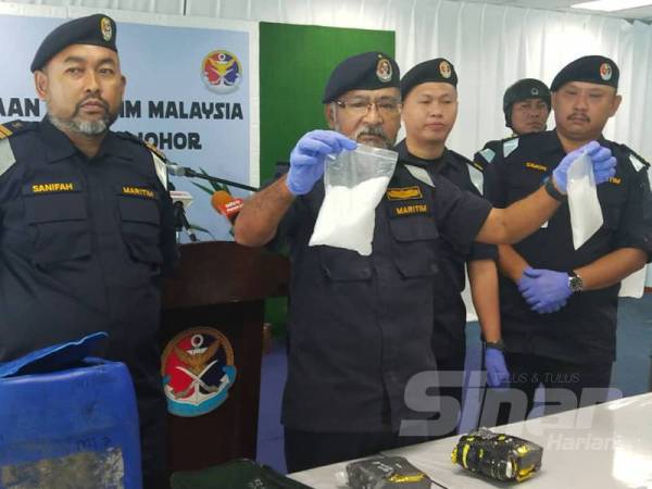 Aminuddin menunjukkan dadah yang dirampas daripada seorang tekong yang menyamar sebagai nelayan di Tanjung Piai, Pontian pada sidang media di Ibu Pejabat APMM Johor hari ini.