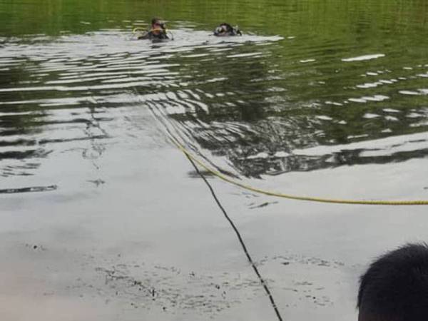 Anggota bomba melakukan kerja-kera mencari dan menyelamat seorang lelaki yang terjun ke dalam sungai dari atas jambatan di Parit Warijo, Sri Medan, Yong Peng, Kluang malam tadi.