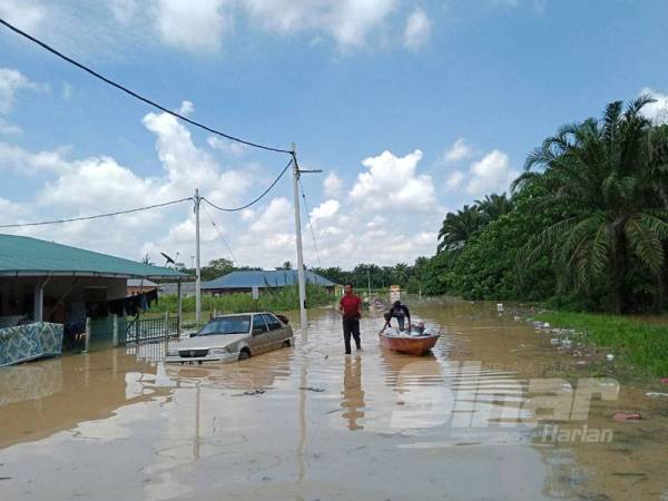 Penduduk menyelamatkan barang peribadi setelah rumah mereka ditenggelami air dalam kejadian banjir di Dengkil pagi tadi.