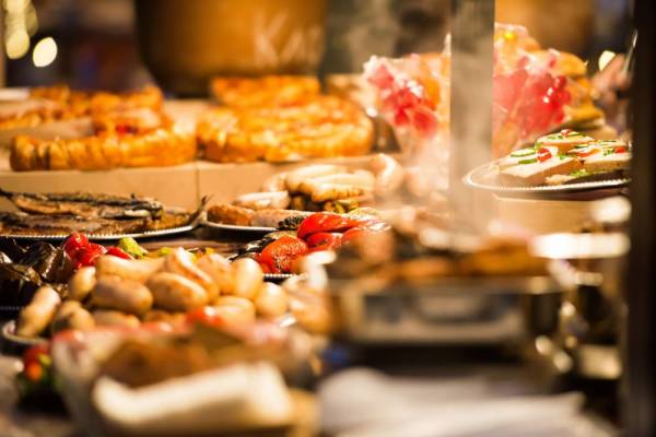 Kluster Restoran Kuala Lumpur antara yang dikesan di sebuah restoran di Brickfields. - Foto 123RF