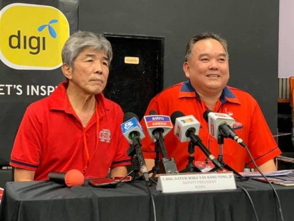 Tan Kang Yong (kanan) dipilih sebagai Presiden Persatuan Bola Keranjang Malaysia (Maba) bagi penggal 2020-2024. - Foto FB Malaysia Basketball Association