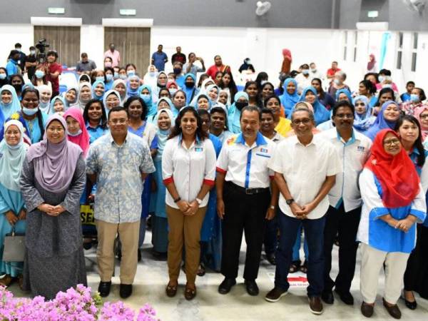 Amirudin (tengah) hadir pada Majlis Apresiasi Wanita PKR Selangor Bersama Wanita Ampang di Dewan MPAJ di Ampang hari ini. - Foto Pejabat MB Selangor.