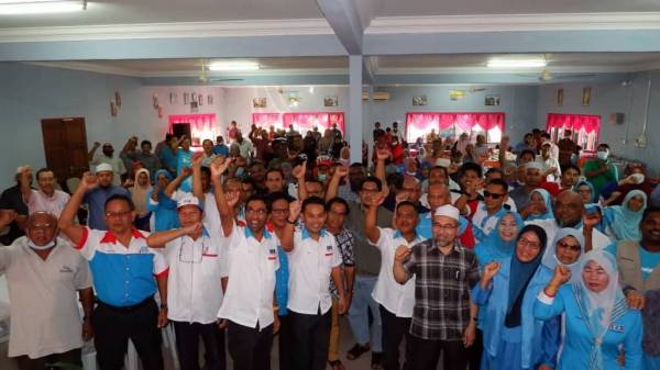 Sebahagian ahli PKR Cabang Jempol yang hadir pada Program ‘Mano ado lumpuh?’ dan Majlis Hi-Tea Keadilan Cabang Jempol di Balairaya Felda Palong 4, Jempol semalam.