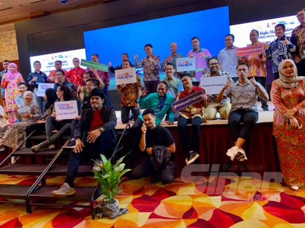 Pengamal media yang terlibat dalam menjayakan Program Ekspresi Media 2020 di Hotel Perdana, Kota Bharu malam tadi bergambar bersama penganjur. 