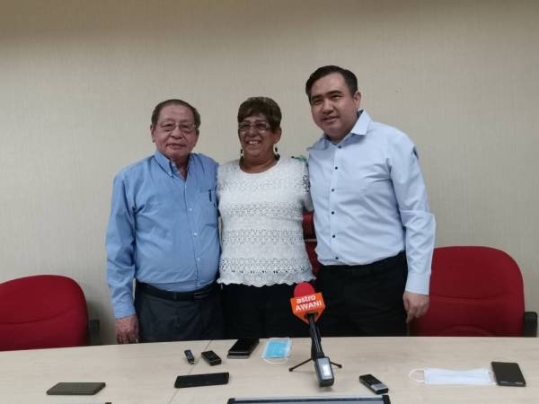 Mary Josephine diapit Loke Siew Fook (kanan) dan Kit Siang selepas mengadakan sidang akhbar mengumumkan kembali bersama DAP