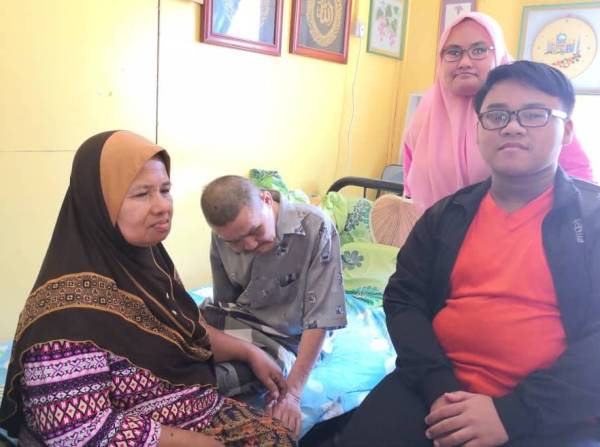 Nurhidayah (dua dari kanan) dan Mohamad Nazrul menguruskan kedua-dua ibu bapa mereka yang mengalami masalah kesihatan.