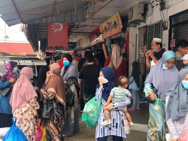 Hanya segelintir yang memakai pelitup muka manakala selainnya seolah-olah selesa berada di tempat tumpuan ramai tanpa mematuhi SOP berkenaan.