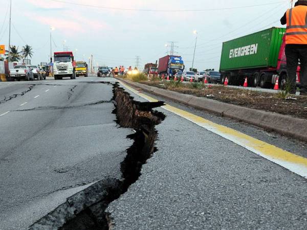 Keadaan jalan raya yang mendap seluas kira-kira 30 meter persegi berlaku di Jalan Klang-Banting berhampiran lampu isyarat Kampung Johan Setia menghala ke Banting yang dipercayai akibat kerja-kerja menanam cerucuk bagi pembinaan projek Transit Aliran Ringan 3 (LRT3). Mendapan itu dikesan berlaku kira-kira 3 petang. - Foto: Bernama