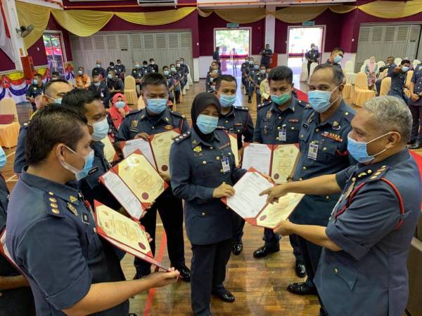 Md Salleh (kanan) berbangga dengan perkhidmatan cemerlang pegawai-pegawainya yang diraikan di Dewan Utama JBPM, Tunjong hari ini.