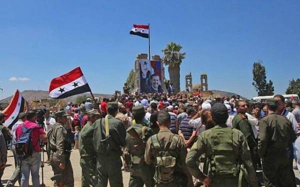 Tentera Syria mengibarkan bendera di bandar Quneitra, Bukit Golan yang dikuasai negara itu pada 27 Julai 2018. - Foto AFP 