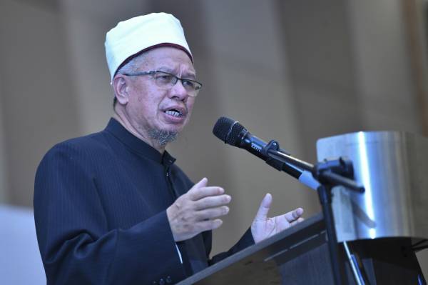 Dr Zulkifli Mohamad Al-Bakri menyampaikan ucapan pada majlis penyerahan Zakat Korporat dan Sijil Zakat hari ini. -Foto Bernama