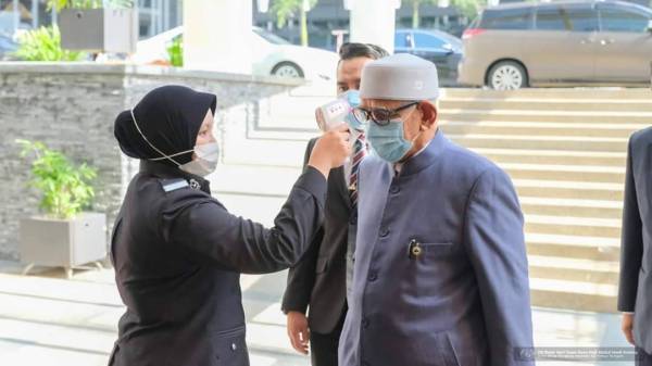 Abdul Hadi ketika memasuki Parlimen hari ini.