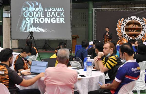 Ahmad Shapawi menyampaikan ucapan pada Bengkel Perancangan Program Latihan Sukan bagi 2020-2022 di MSN hari ini. -Foto Bernama