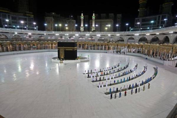 Gambar fail menunjukkan sejumlah kecil umat Islam bersolat di depan Kaabah, Arab Saudi pada 23 Jun 2020. - Foto AFP