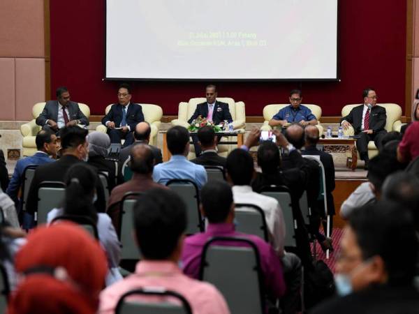 Saravanan (tengah) pada Majlis Pertemuan Bersama Top Glove Corporation Bhd dan Malaysian Rubber Glove Manufacturers Association (MARGMA) di Kementerian Sumber Manusia hari ini. -Foto Bernama