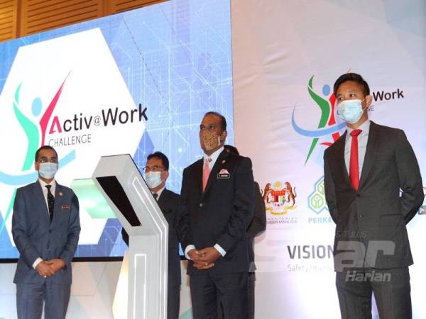 Saravanan(dua dari kanan) merasmikan Seminar Promosi Kesihatan Tempat Kerja 2020 dan menyampaikan Anugerah Activ@Work Challenge 2019 di Kuala Lumpur. -Foto: ASRIL ASWANDI SHUKOR