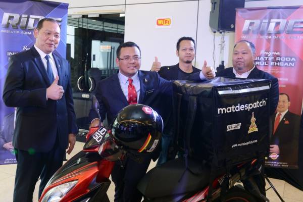 Khairuddin (kiri) bergambar bersama Amirudin (dua dari kiri) selepas pelancaran program RiDE di Bangunan SSAAS semalam.