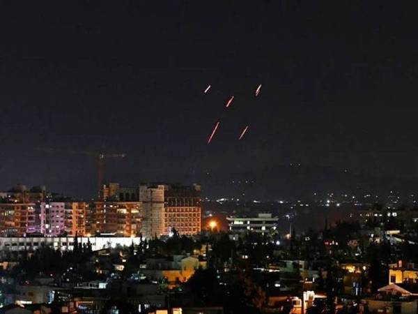 Serangan peluru berpandu tentera Israel di selatan Damsyik menyebabkan lima orang pejuang terbunuh pada malam Isnin lalu. - Foto AFP