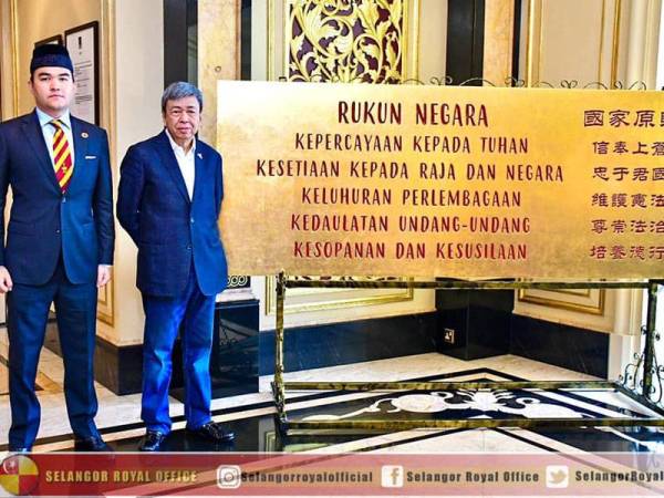 Sultan Selangor dan Raja Muda Selangor, Tengku Amir Shah Sultan Sharafuddin Idris Shah bersama papan tanda Rukun Negara yang diukir dalam tulisan Rumi dan Cina. - Foto Facebook Selangor Royal Office