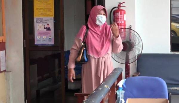 Nenek kepada 15 cucu, Sa'adiah mengaku tidak salah memiliki pil kuda di Mahkamah Majistret Marang hari ini.