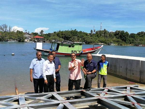 Dr Azman (dua kiri) diberi penerangan tentang projek 'mini slipway' Marang.