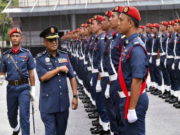 Dr Ismail Abd Muttalib memeriksa barisan kawalan kehormat selepas dianugerahkan pangkat Timbalan Pesuruhjaya Bomba (Kehormat) oleh Ketua Pengarah Jabatan Bomba dan Penyelamat Malaysia (JBPM) Datuk Mohammad Hamdan Wahid (kiri) di Ibu Pejabat JBPM hari ini. - Foto Bernama