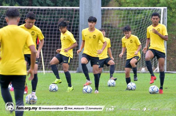 Wan Kuzri (tengah) menjalani latihan bersama skuad B-19 negara di Wisma FAM, Kelana Jaya baru-baru ini. FOTO: FB FAM