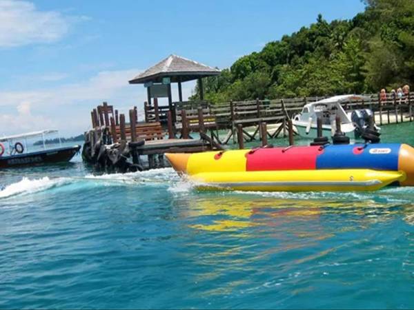 Penggunaan 'banana boat' dipercayai boleh merosakkan ekosistem laut terutama batu karang.