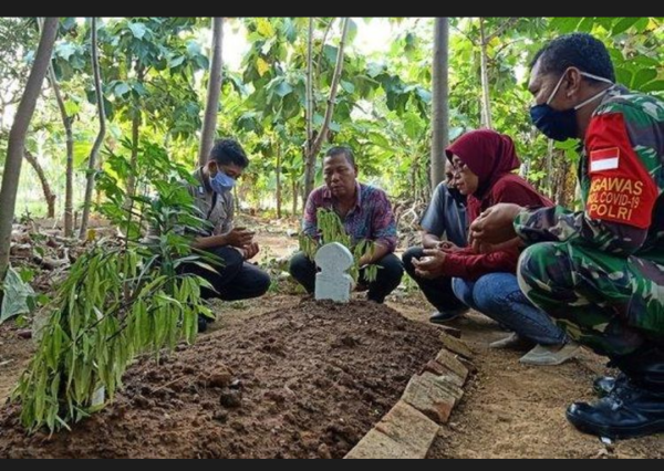 Nanang menziarah kubur anak lelakinya yang terkorban dalam kes jenayah. - Foto: Kompas