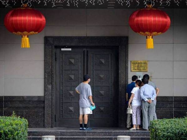 Beberapa orang berada di Pejabat Konsul China di Houston yang diarahkan ditutup pada Rabu lalu. - Foto AFP