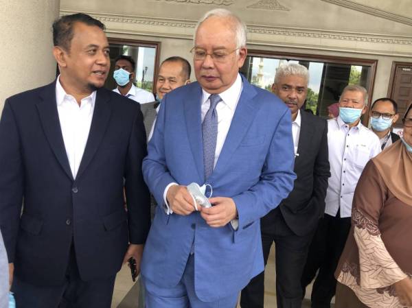 Najib (depan, kanan) hadir di Mahkamah Tinggi Kuala Lumpur hari ini.